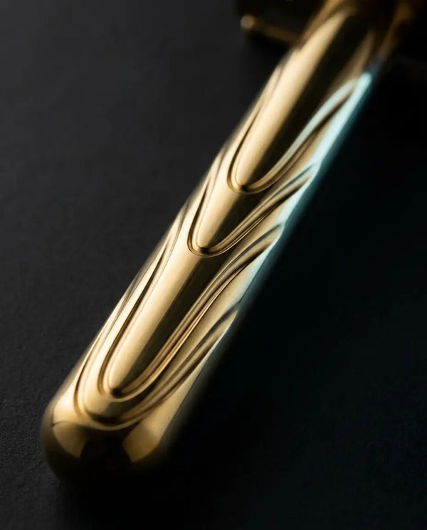 NORDSHAVE SKARP Rasierhobel in Gold, Nahaufnahme der Wellenstruktur am Griff